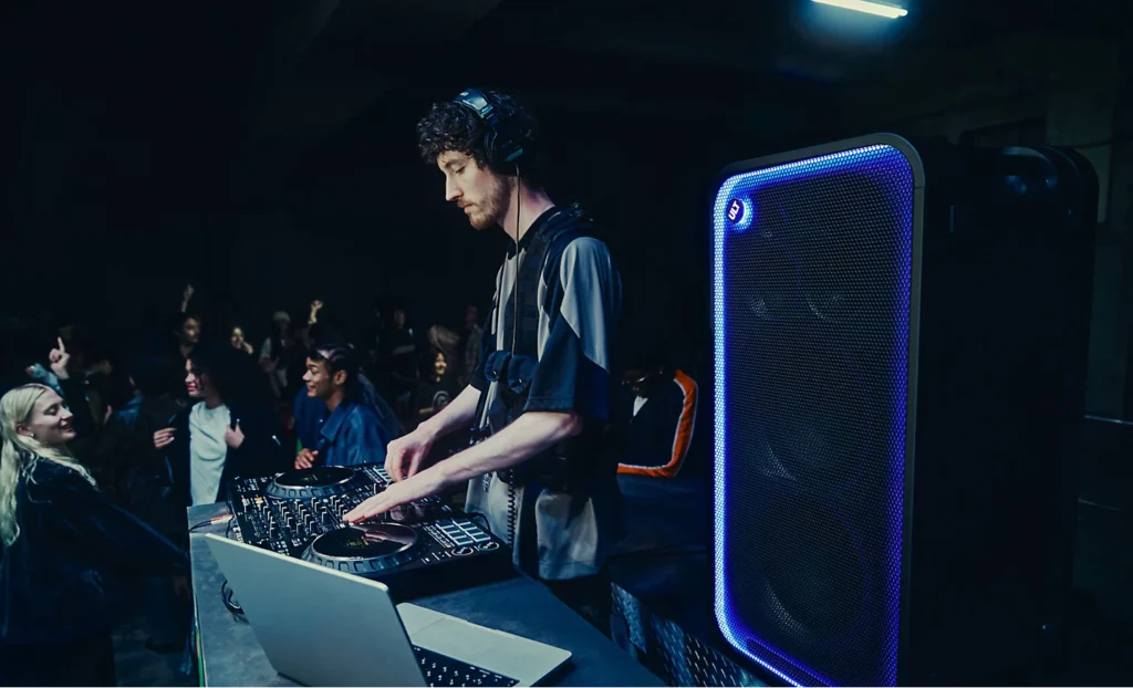 Dễ dàng kết nối bàn mixer DJ với loa Sony ULT Tower mới thông qua cổng kết nối XLR, RCA