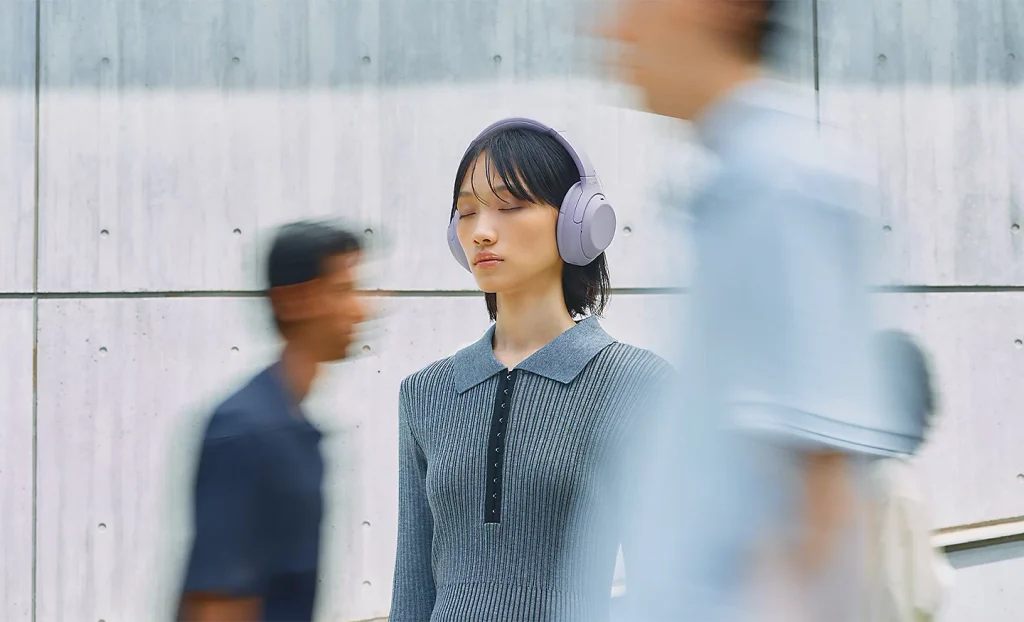 Cô gái đeo tai nghe chống ồn Sony WH-1000XM4C màu lavender