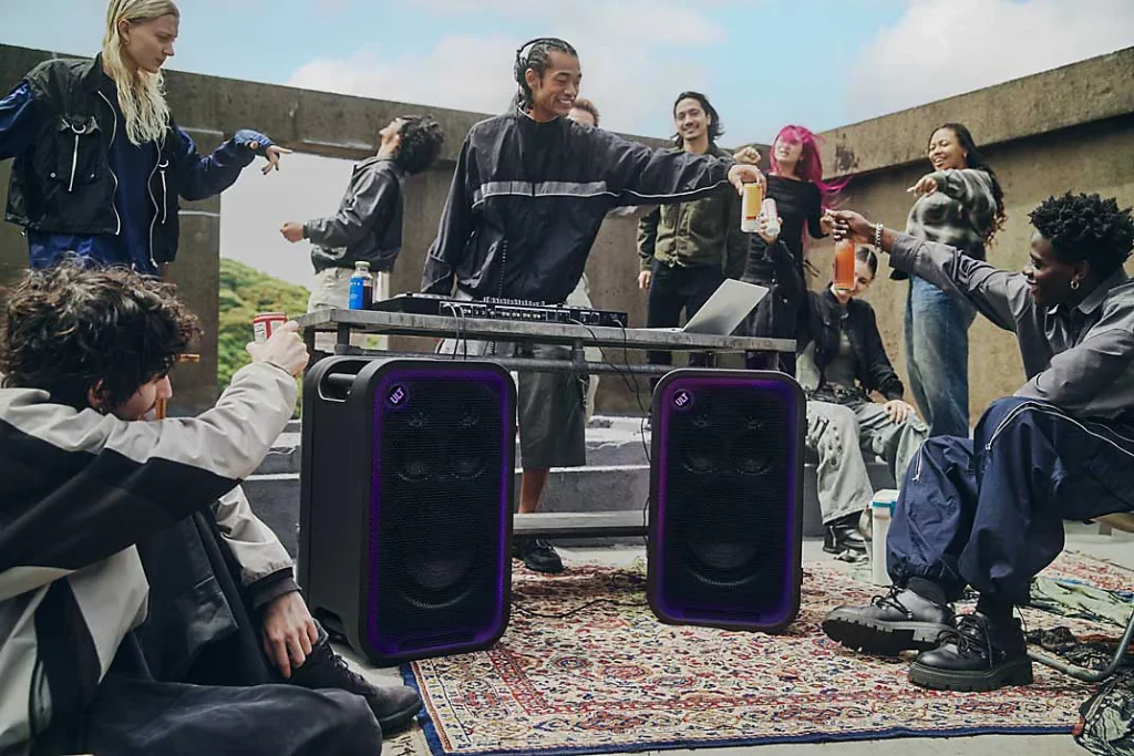 DJ đang chơi nhạc phát ra từ 2 loa Sony ULT Tower 7